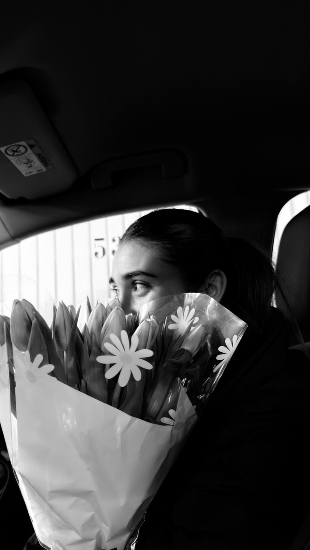 Bouquet de tulipes en voiture