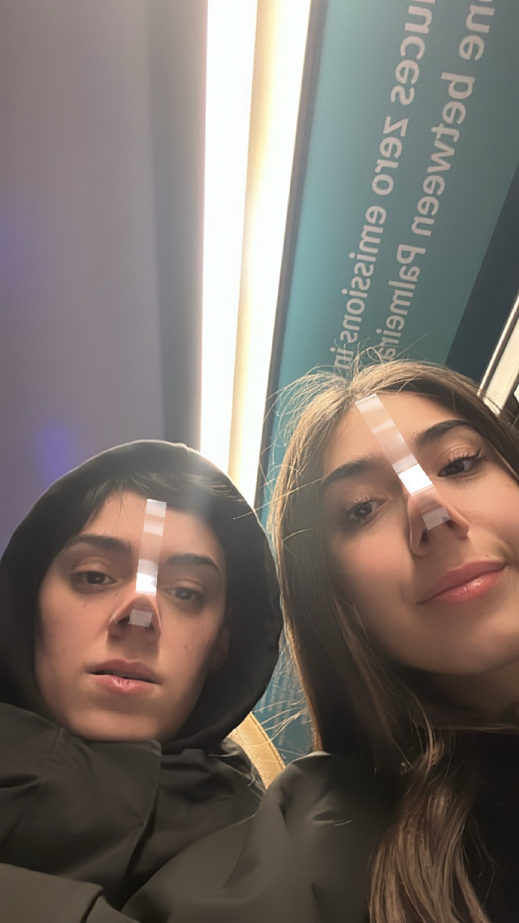 Selfie avec pansements sur le nez