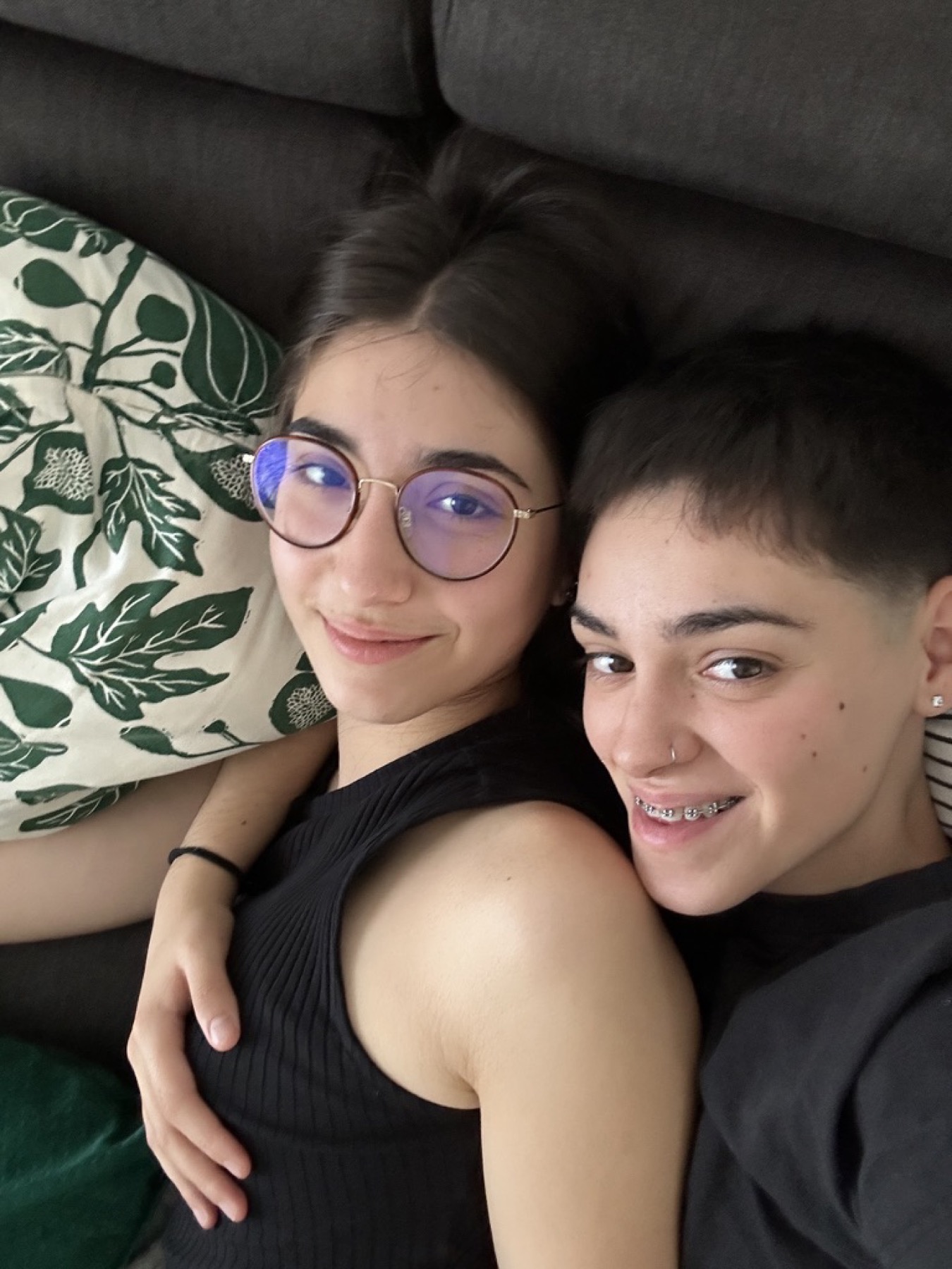 Selfie allongées avec lunettes