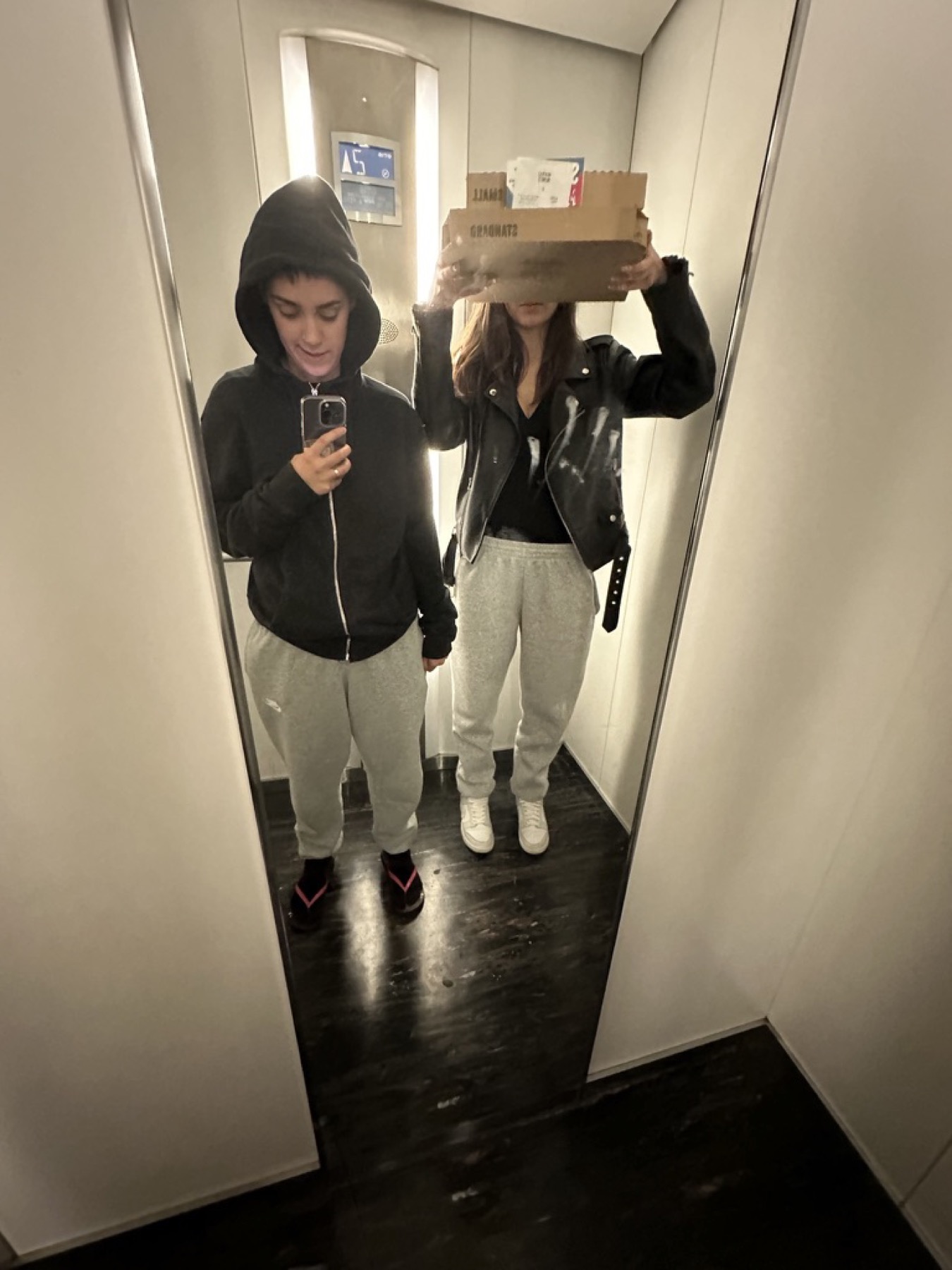 Miroir dans un ascenseur