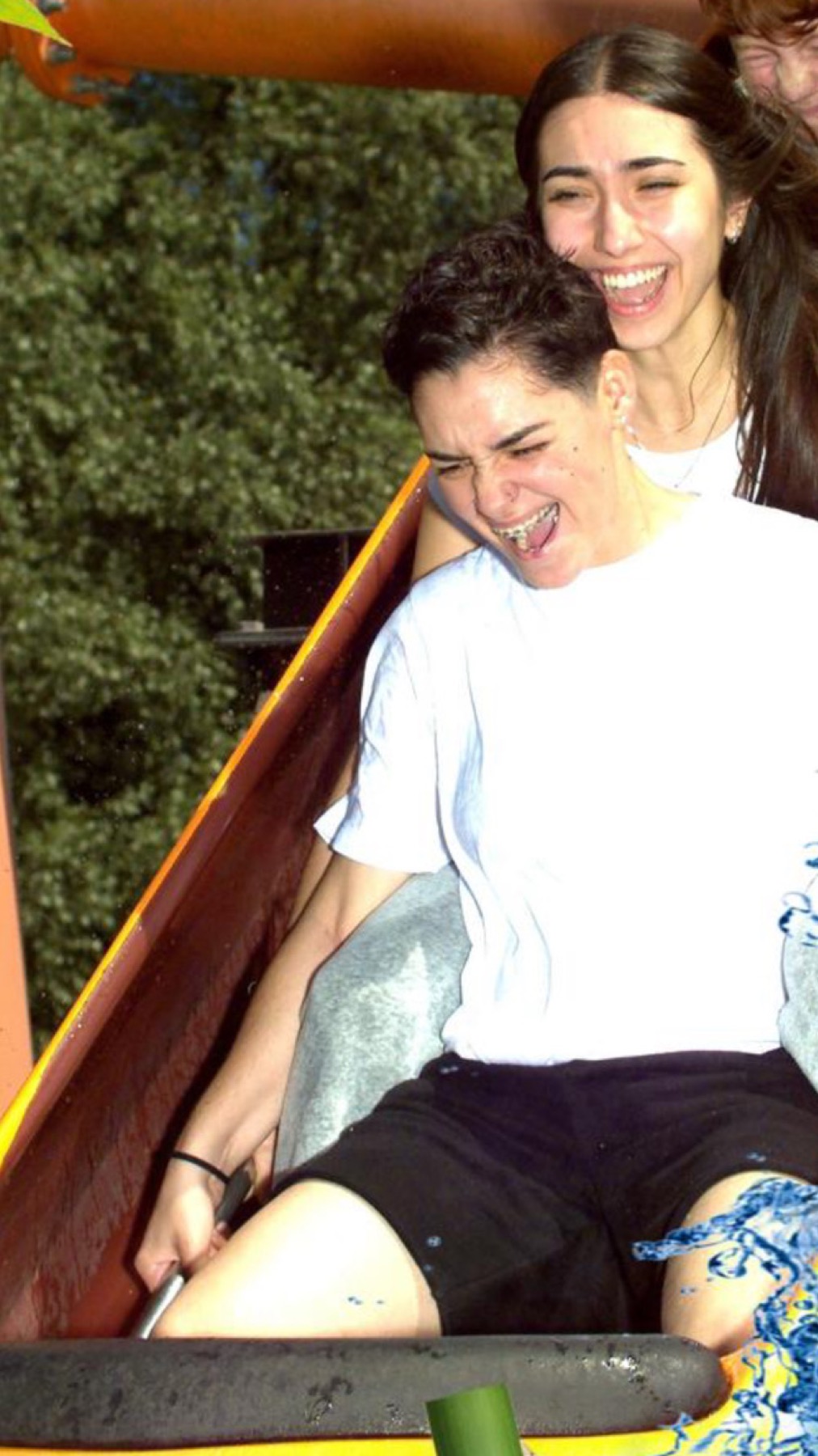 Fou rire sur un toboggan